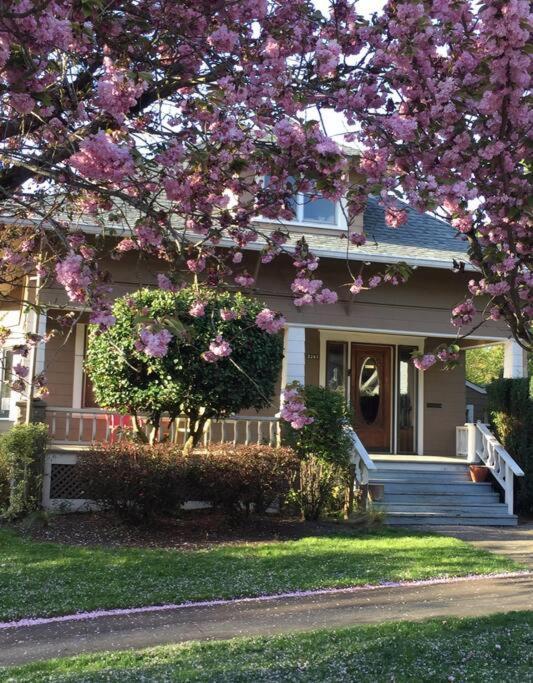 Southeast Portland Comfy & Eclectic Craftsman Home Exterior photo