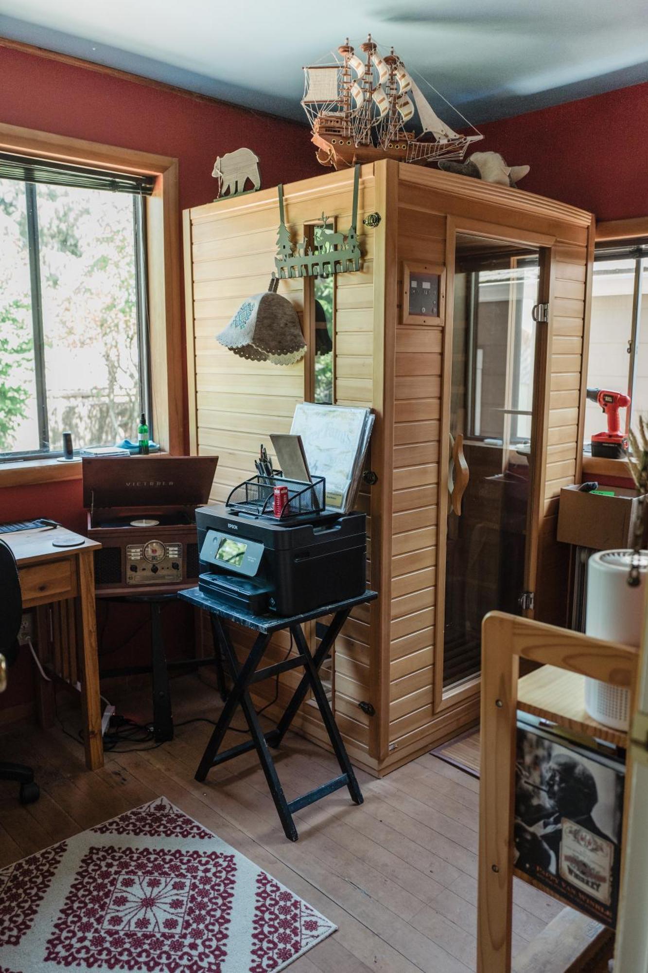 Southeast Portland Comfy & Eclectic Craftsman Home Exterior photo