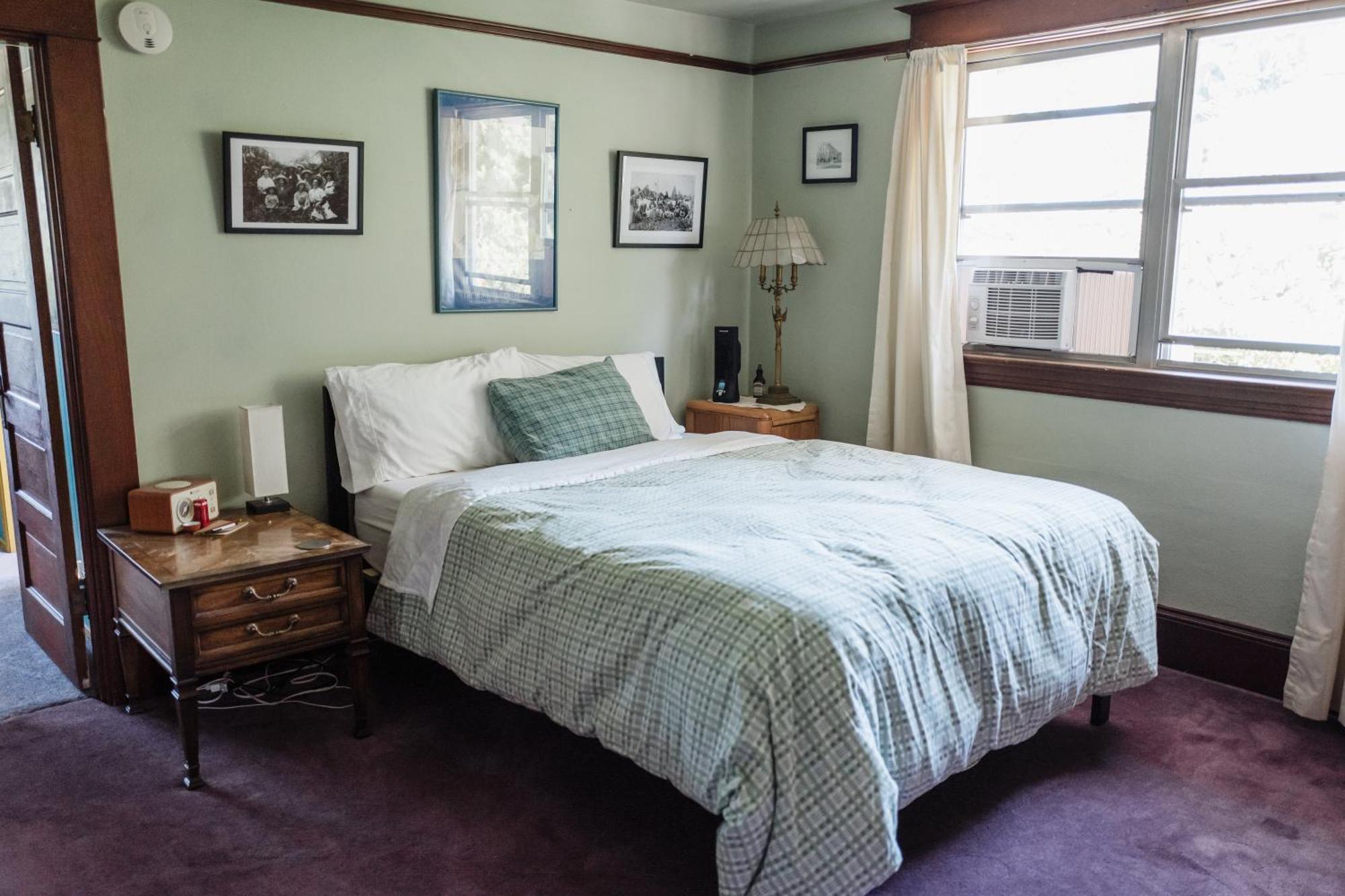 Southeast Portland Comfy & Eclectic Craftsman Home Exterior photo